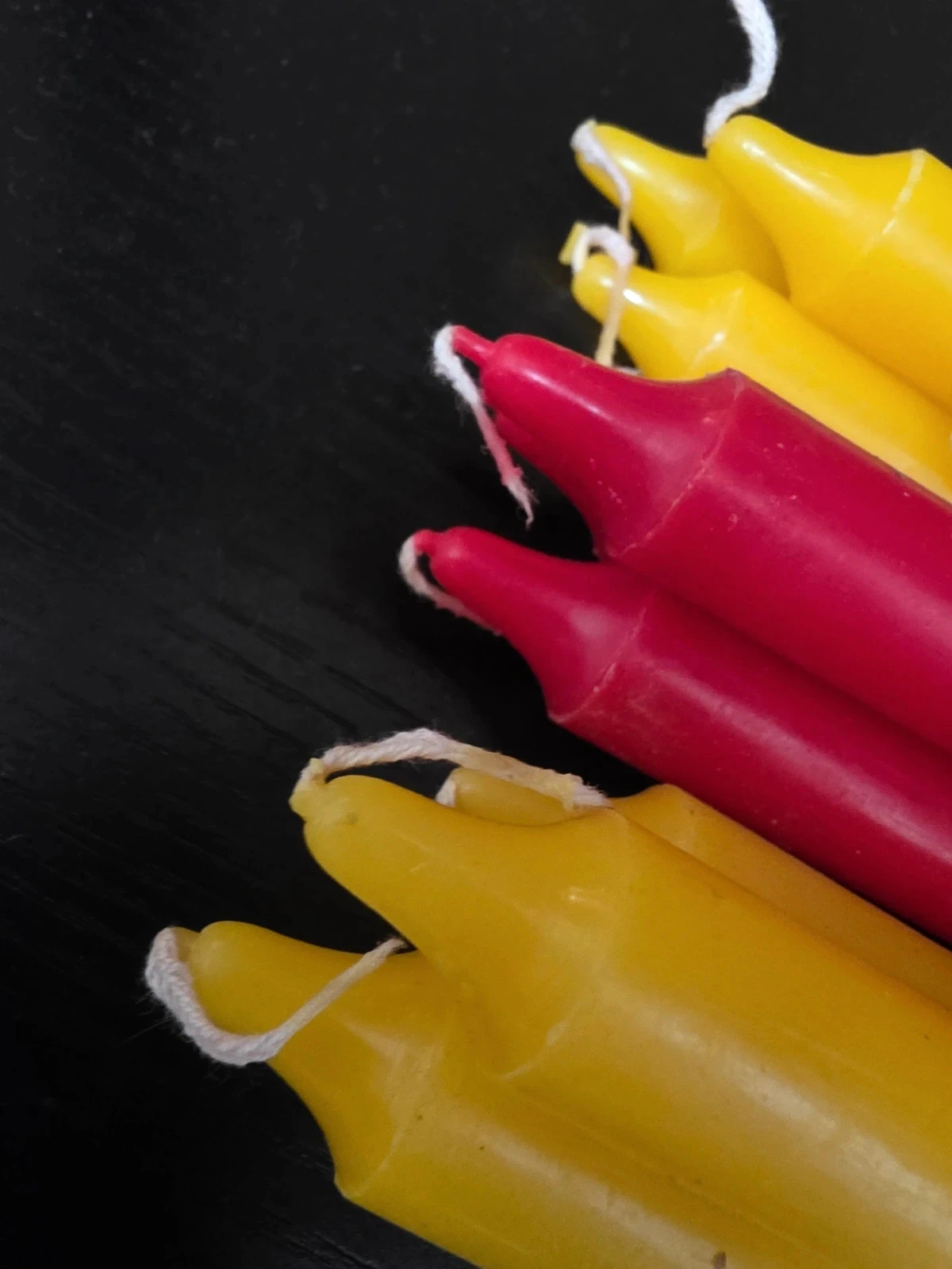 Lot of 9 red and yellow taper candles – photo 2